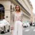 Bolsa de pérolas compõe look elegante na Paris Fashion Week
