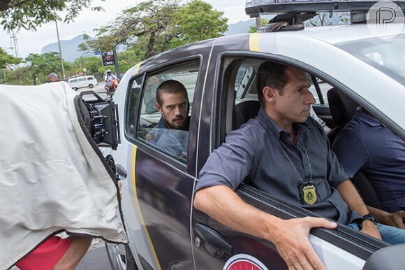 Vicente (Rafael Cardoso) sai algemado e no carro da polícia