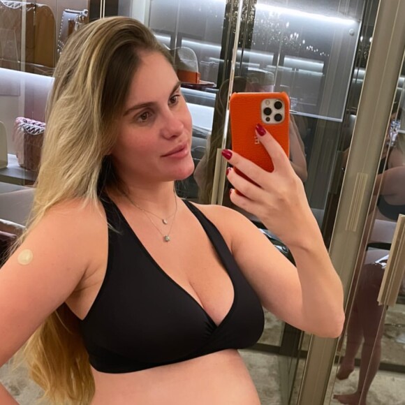 Bárbara Evans escolheu calcinha e sutiã na cor preta para mostrar crescimento da barriga de grávida nas redes sociais