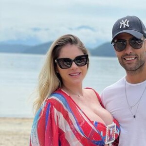Bárbara Evans espera a chegada de Ayla, sua primeira filha, para abril ou maio, e tem acompanhado o crescimento da barriga em frente ao espelho