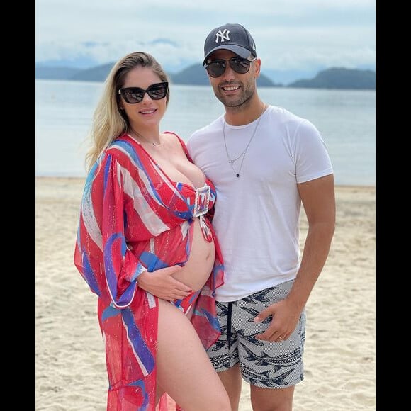 Bárbara Evans espera a chegada de Ayla, sua primeira filha, para abril ou maio, e tem acompanhado o crescimento da barriga em frente ao espelho