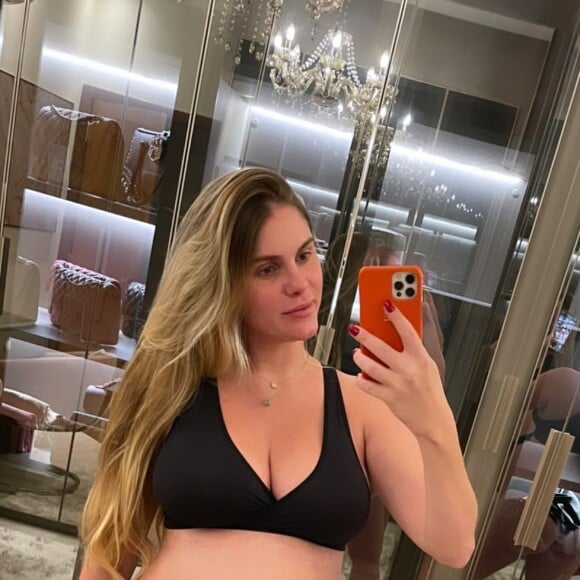 Bárbara Evans posou de lingerie em frente ao espelho para mostrar mudanças no corpo durante sua primeira gravidez