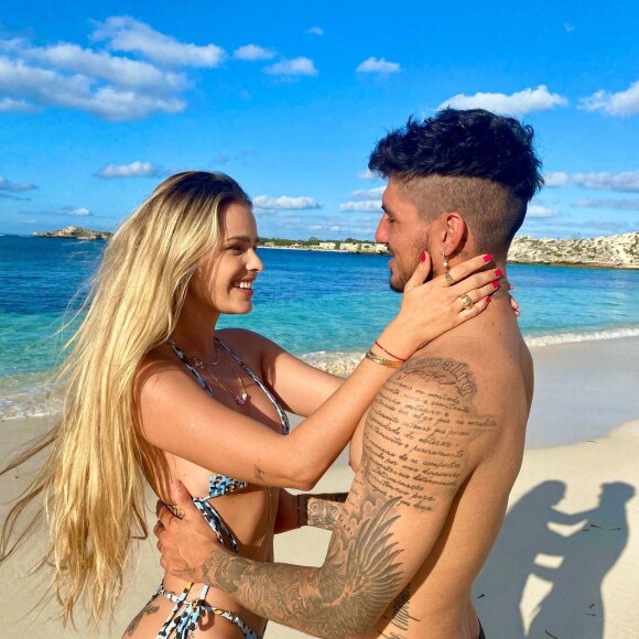 Gabriel Medina parabenizou Yasmin Brunet pelo lançamento de uma marca de beleza
