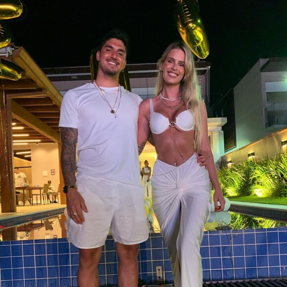 Yasmin Brunet teria feito Gabriel Medina parar de seguir mulheres solteiras nas redes sociais e se afastar dos amigos