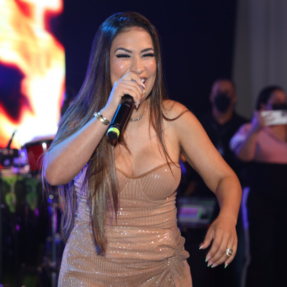 Simone, da dupla com Simaria, se submeteu a uma cirurgia de abdominoplastia