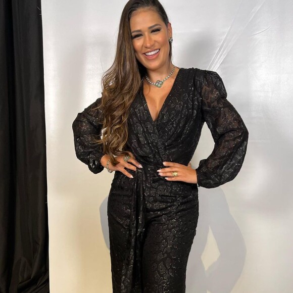 Simone Mendes está feliz com o resultado de seu novo corpo