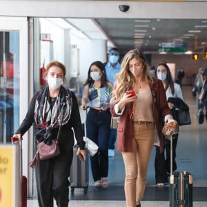 Look de Grazi Massafera em aeroporto rouba cena por elegância