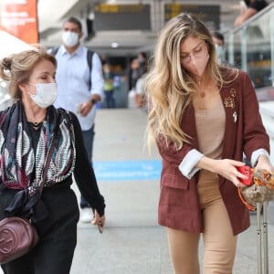 Estilo de Grazi em aeroporto atrai flashs em São Paulo