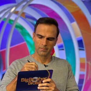 Casa de Vidro no 'BBB 22': Tadeu Schmidt explicou que o público vai precisar votar para permitir a entrada dos novos participantes ou vetar os dois do jogo