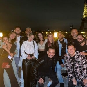 Bruna Biancardi e Neymar posam com amigos