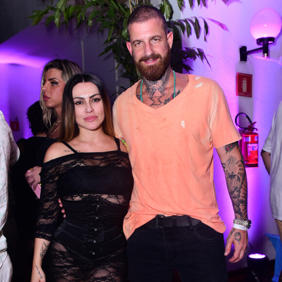 Cleo e o marido, Leandro D'Lucca, curtiram show de Ludmilla em São Paulo