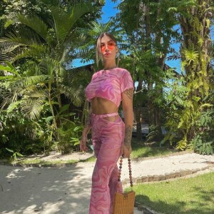 Bianca Andrade, a Boca Rosa, mantém os tons de rosa até em looks de verão