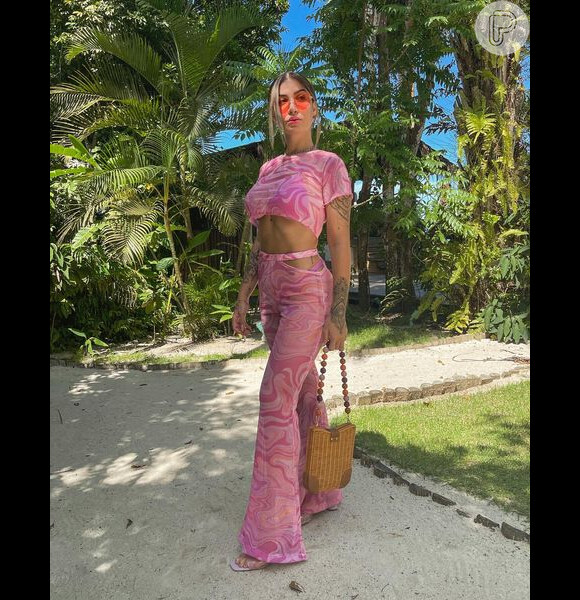 Bianca Andrade, a Boca Rosa, mantém os tons de rosa até em looks de verão