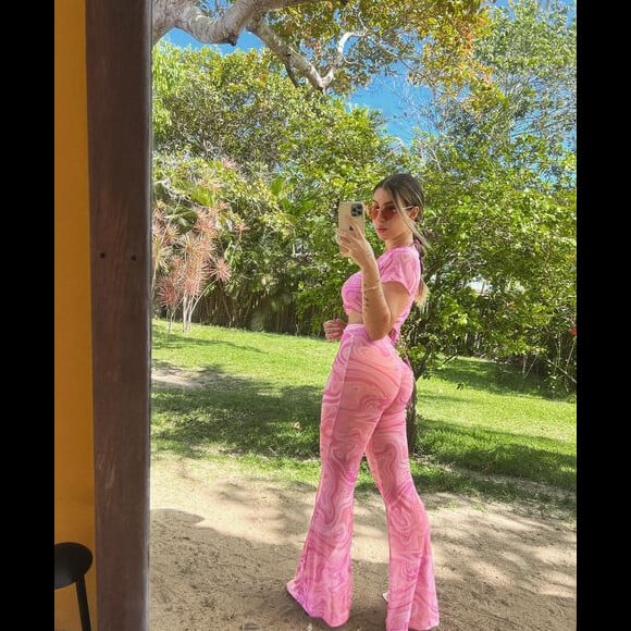 Bianca Andrade, a Boca Rosa, mostrou o corpo escultural ao vestir uma calça de tule em sua viagem pela Bahia