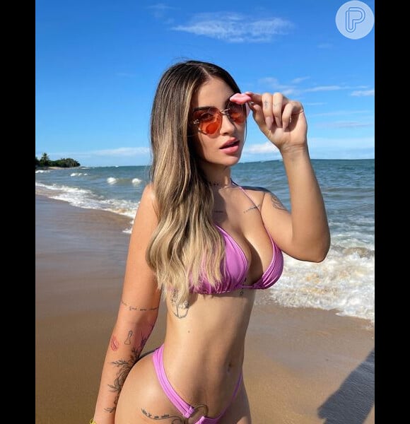 Bianca Andrade, a Boca Rosa, destacou óculos escuros ao exibir corpo escultural em praia