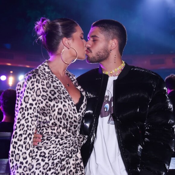 Virgínia Fonseca e Zé Felipe trocaram beijos durante gravação do DVD de Jorge e Mateus