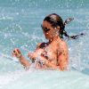 Fernanda Lima aproveitou o calor no Rio de Janeiro e curtiu a praia