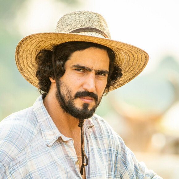 José Leôncio (Renato Góes) se muda para o Pantanal e ganha amor de Filó (Letícia Salles) na novela 'Pantanal'