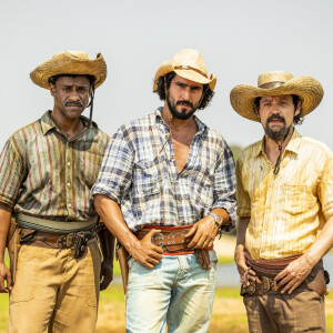 José Leôncio (Renato Góes) e seus amigos Quim (Chico Teixeira) e Tião (Fábio Neppo) na novela 'Pantanal'. Eles lhe darão suporte para enfrentar a morte do pai, Joventino (Irandhir Santos)