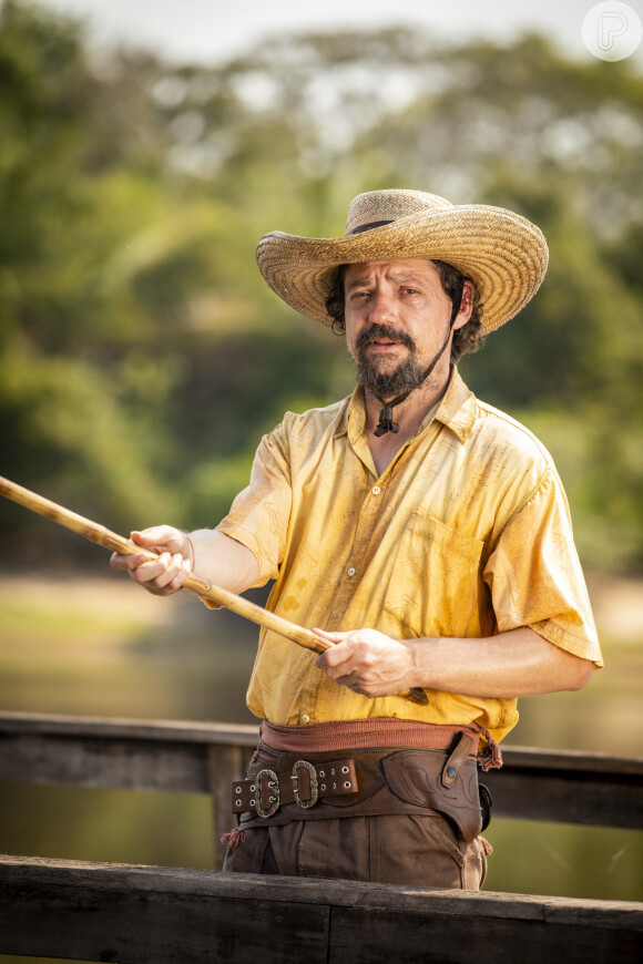 Amigo de José Leôncio (Renato Góes), Quim (Chico Teixeira) faz comentários impróprios na novela 'Pantanal'