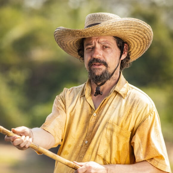 Amigo de José Leôncio (Renato Góes), Quim (Chico Teixeira) faz comentários impróprios na novela 'Pantanal'