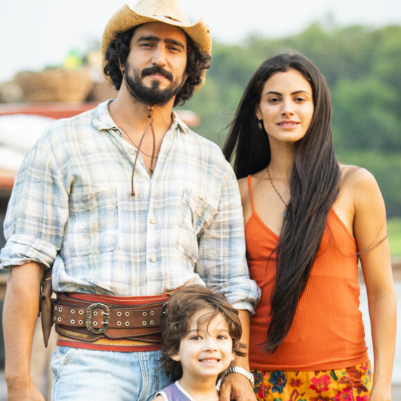 Filó (Letícia Salles) chega ao Pantanal para ser empregada da casa de José Leôncio (Renato Góes) na novela 'Pantanal' com o filho, Tadeu (Lucas Oliveira dos Santos)