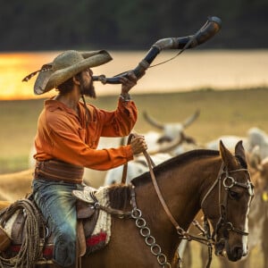 José Leôncio (Renato Góes) procura pelo pai, Joventino (Irandhir Santos), na novela 'Pantanal'