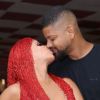 Viviane Araujo, grávida do 1º filho, trocou beijos com o marido, Guilherme Militão, em ensaio do Salgueiro para o carnaval em 19 de fevereiro de 2022