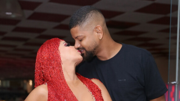 Viviane Araujo, grávida do 1º filho, troca beijos com marido em ensaio de carnaval. Fotos!