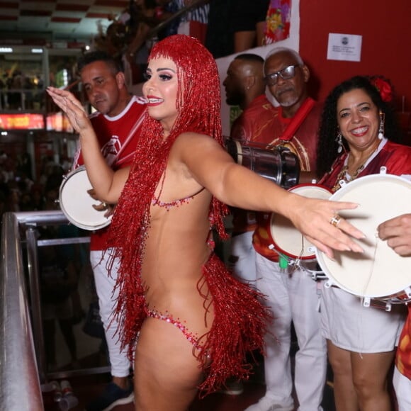 Viviane Araujo foi à quadra do Salgueiro em ensaio de carnaval