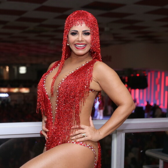 Viviane Araujo exibe look para ensaio de carnaval