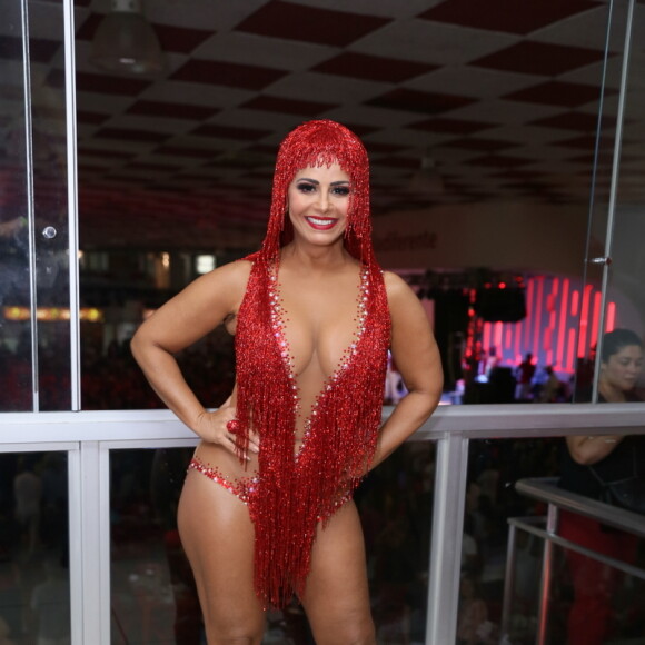 Viviane Araujo, grávida do 1º filho, é rainha de bateria do Salgueiro