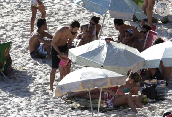 Grazi Massafera e Cauã Reymond vão juntos à praia no Rio com a filha, Sofia