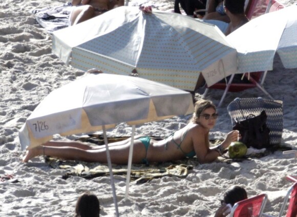 Grazi Massafera e Cauã Reymond vão juntos à praia no Rio com a filha, Sofia