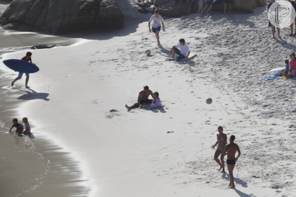 Grazi Massafera e Cauã Reymond vão juntos à praia no Rio com a filha, Sofia