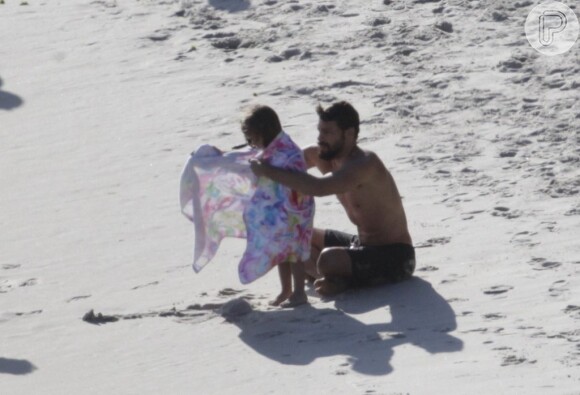 Grazi Massafera e Cauã Reymond vão juntos à praia no Rio com a filha, Sofia