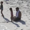 Grazi Massafera e Cauã Reymond vão juntos à praia no Rio com a filha, Sofia