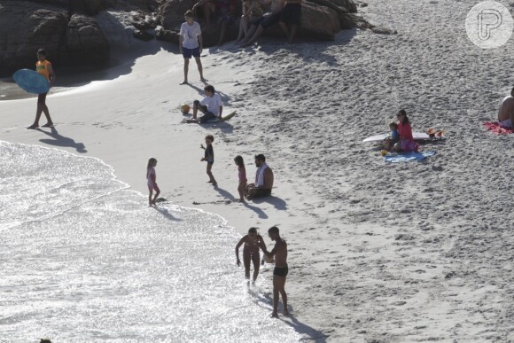 Grazi Massafera e Cauã Reymond vão juntos à praia no Rio com a filha, Sofia