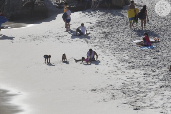 Grazi Massafera e Cauã Reymond vão juntos à praia no Rio com a filha, Sofia