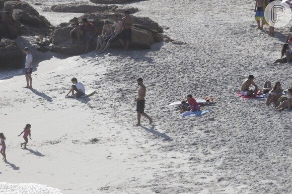 Grazi Massafera e Cauã Reymond vão juntos à praia no Rio com a filha, Sofia