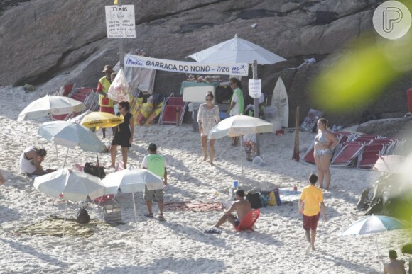 Grazi Massafera e Cauã Reymond vão juntos à praia no Rio com a filha, Sofia