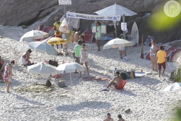 Grazi Massafera e Cauã Reymond vão juntos à praia no Rio com a filha, Sofia