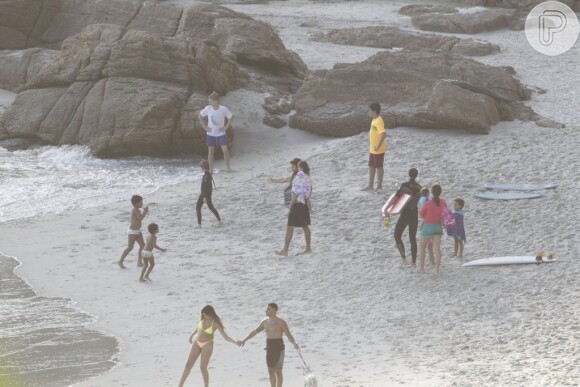Grazi Massafera e Cauã Reymond vão juntos à praia no Rio com a filha, Sofia