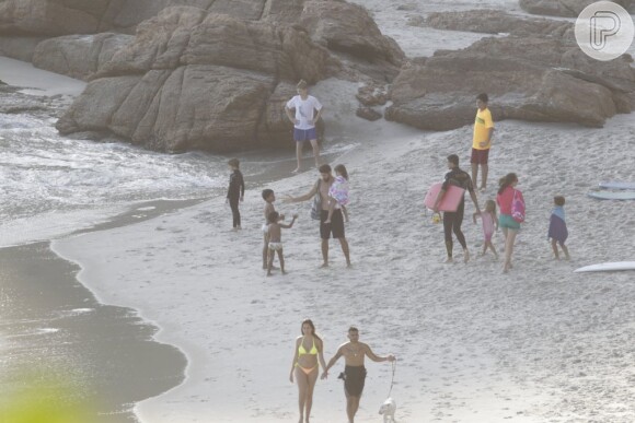 Grazi Massafera e Cauã Reymond vão juntos à praia no Rio com a filha, Sofia