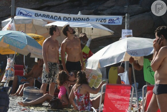 Grazi Massafera e Cauã Reymond vão juntos à praia no Rio com a filha, Sofia
