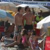 Grazi Massafera e Cauã Reymond vão juntos à praia no Rio com a filha, Sofia