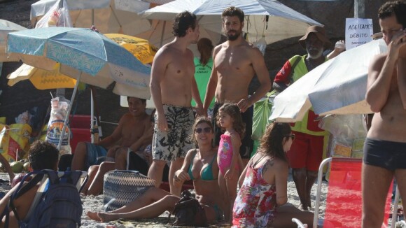 Grazi Massafera e Cauã Reymond vão juntos a praia no Rio com a filha, Sofia