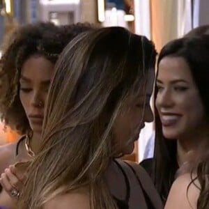 'BBB 22': enquanto Natália e Arthur Aguiar brigavam na área externa, sisters do Lollipop escutavam de dentro da casa