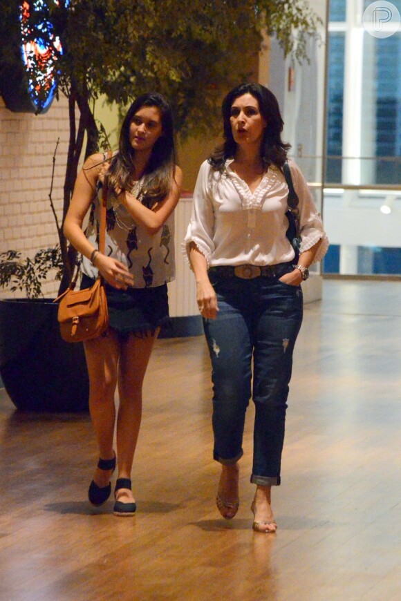 Fátima Bernardes passeia com a filha Beatriz, em shopping do Rio, neste domingo, 7 de dezembro de 2014