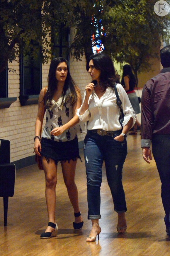 Fátima Bernardes e a filha Beatriz estiveram no shopping Village Mall, na Barra da Tijuca, Zona Oeste do Rio